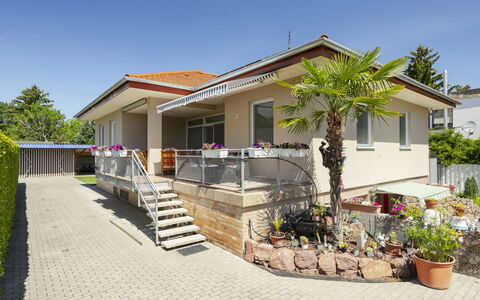 Beige: Costruzione, Casa, Zona Residenziale, Casa, Facciata, Architettura, Tetto, Portico, Insediamento Umano, Porta