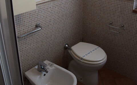 Rocche Di Valiano: Gabinetto, Bagno, Toilet Seat, Proprietà, Lavandino Del Bagno, Idraulico Fixture, Piastrella, Parete, Viola, Pavimento