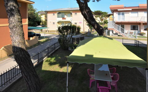 Rosolina Mare 500: Proprietà, Tavolo, Albero, Shade, Erba, Immobiliare, Mobilia, Pianta, Tempo Libero, Casa