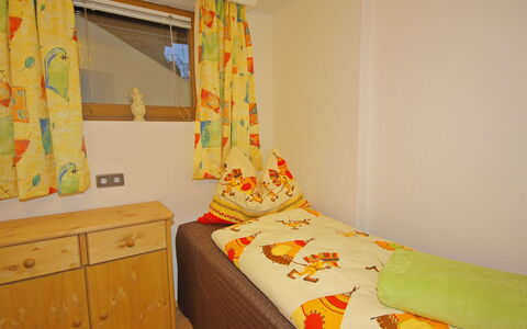 Wieser: Camera, Proprietà, Interior Design, Giallo, Arancia, Camera Da Letto, Mobilia, Tenda, Letto, Tessile