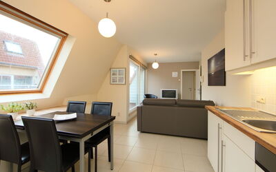 Bredene 715: Proprietà, Mobilia, Tavolo, Finestra, Cabinetry, Costruzione, Sedia, Pianta Della Casa, Cassetto, Legna