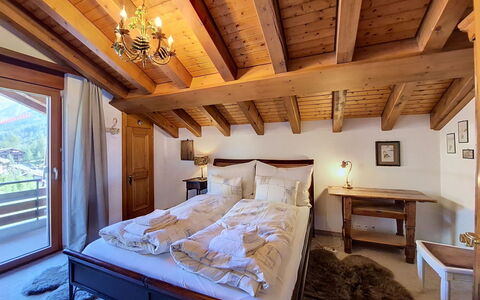 Haus Rollin: Legna, Interior Design, Soffitto, Mobilia, Pavimentazione, Pavimento, Casa, Camera, Camera Da Letto, Letto