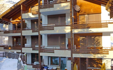 Haus Rollin: Proprietà, Casa, Costruzione, Casa, Immobiliare, Architettura, Giallo, Appartamento, Facciata, Raccordo