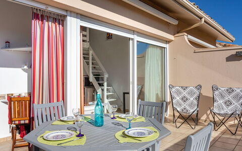 Les Reflets: Tavolo, Mobilia, Costruzione, Proprietà, Sedia, Azzurro, Legna, Finestra, Shade, Illuminazione