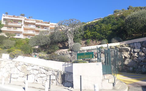 Eze 100: Proprietà, Cielo, Parete, Architettura, Montagna, Costruzione, Casa, Turismo, Albero, Vacanza