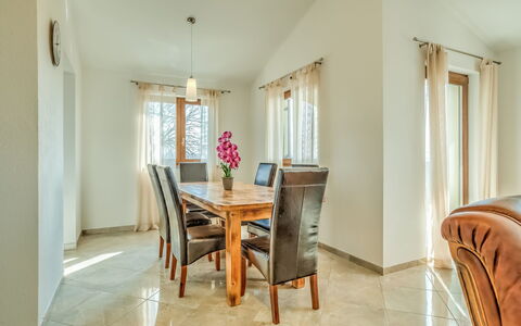 Poreč Tar 103: Camera, Proprietà, Mobilia, Pavimento, Interior Design, Costruzione, Sala Da Pranzo, Casa, Tavolo, Giallo