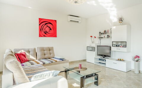 Poreč Tar 103: Camera, Interior Design, Soggiorno, Mobilia, Proprietà, Tavolo, Costruzione, Tavolino Da Caffè, Casa, Parete