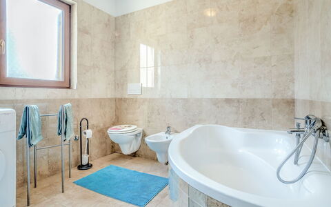 Poreč Tar 103: Bagno, Proprietà, Camera, Vasca Da Bagno, Interior Design, Pavimento, Parete, Piastrella, Casa, Immobiliare