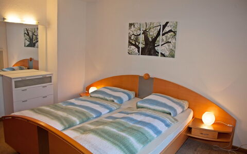 Huber: Camera Da Letto, Letto, Mobilia, Camera, Lenzuolo, Proprietà, Telaio Del Letto, Interior Design, Parete, Materasso