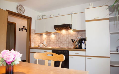 Huber: Camera, Mobilia, Interior Design, Proprietà, Costruzione, Soffitto, Casa, Pavimento, Cucina, Tavolo