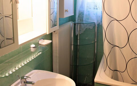 Huber: Idraulico Fixture, Proprietà, Rubinetto, Lavello, Lavandino Del Bagno, Specchio, Verde, Bagno, Interior Design, Illuminazione