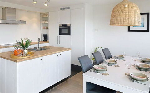 Bredene 500: Mobilia, Interior Design, Pavimentazione, Lampada, Controsoffitto, Cucina, Legna, Soffitto, Cabinetry, Pavimento