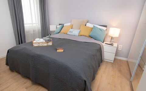 Gezeiten: Tavolo, Mobilia, Proprietà, Azzurro, Costruzione, Sedia, Interior Design, Illuminazione, Arancia, Giallo