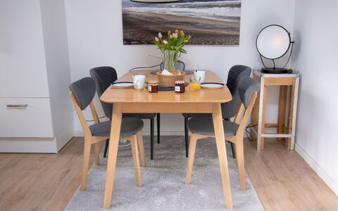 Gezeiten: Tavolo, Mobilia, Proprietà, Azzurro, Costruzione, Sedia, Interior Design, Illuminazione, Arancia, Giallo