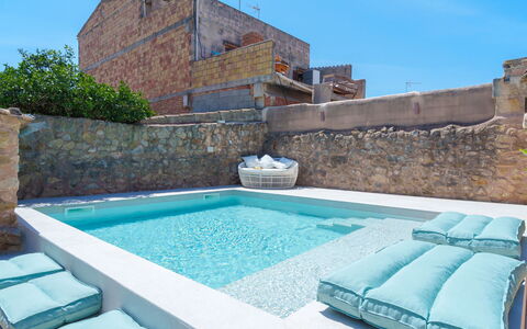 Ca Sa Padrina: Cielo, Acqua, Proprietà, Azzurro, Rettangolo, Piscina, Costruzione, Mobili Da Esterno, Pianta, Materiale Composito