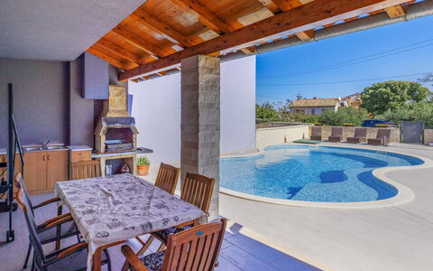 Mario 2: Piscina, Pavimentazione, Pavimento, Materiale Composito, Mobili Da Esterno, Ricorrere, Piastrella, Shade, Estate, Sedia