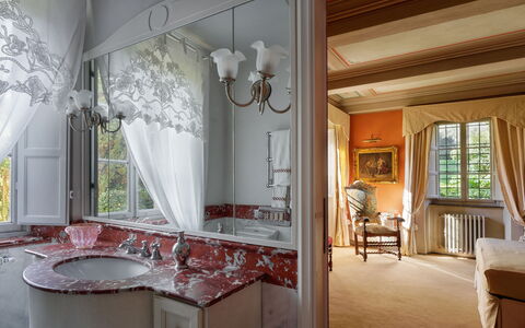Villa de Ranieri: Mobilia, Interior Design, Illuminazione, Camera, Soffitto, Pavimento, Finestra Trattamento, Sedia, Tenda, Lampada