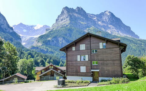Chalet Mettli: Cielo, Costruzione, Pianta, Tavolo, Shade, Interior Design, Urban Design, Albero, Condominio, Zona Residenziale