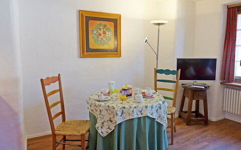 Chesa Rossa: Sala Da Pranzo, Camera, Mobilia, Proprietà, Giallo, Interior Design, Pavimento, Tavolo, Casa, Parete