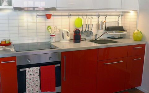 Chesa Rossa: Controsoffitto, Cucina, Cabinetry, Camera, Mobilia, Proprietà, Apparecchio Major, Cucina Stufa, Interior Design, Elettrodomestico