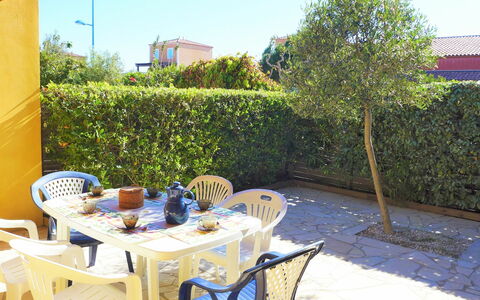 Plein Sud: Cielo, Pianta, Tavolo, Mobilia, Proprietà, Sedia, Azzurro, Mobili Da Esterno, Tavola, Tavolo Esterno