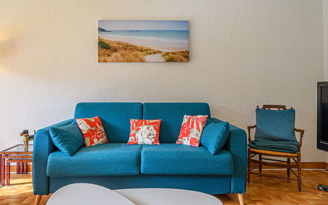 La Sauvagère: Mobilia, Proprietà, Divano, Azzurro, Rettangolo, Interior Design, Comfort, Legna, Soggiorno, Parete