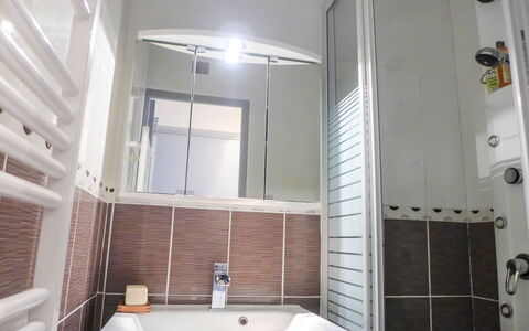 Les Jardins du Vidourle: Bagno, Proprietà, Camera, Piastrella, Interior Design, Casa, Rubinetto, Idraulico Fixture, Vasca Da Bagno, Costruzione