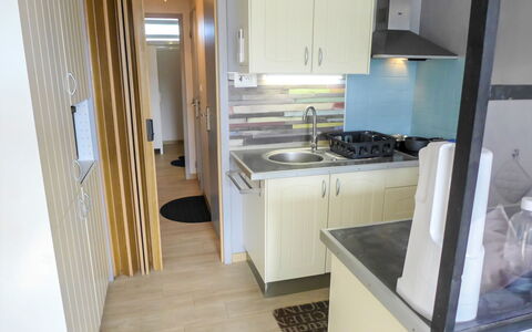Les Jardins du Vidourle: Camera, Proprietà, Controsoffitto, Mobilia, Cucina, Pavimento, Costruzione, Casa, Interior Design, Cabinetry