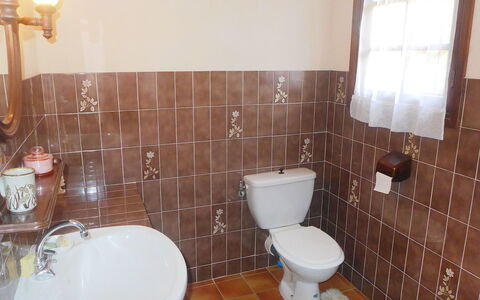 Villa Micheline: Bagno, Proprietà, Camera, Piastrella, Pavimento, Parete, Idraulico Fixture, Immobiliare, Toilet Seat, Gabinetto
