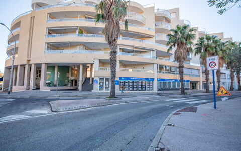 Turquoise: Appartamento, Condominio, Uso Misto, Edificio Commerciale, Shade, Car Famiglia, Vettura Mid-Size, Parcheggio, Street Luce