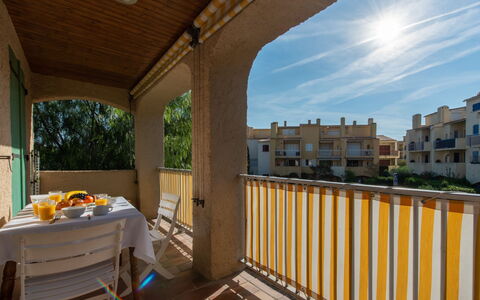 Cavalaire 460: Cielo, Nube, Tavolo, Costruzione, Finestra, Portico, Legna, Shade, Sedia, Pavimento