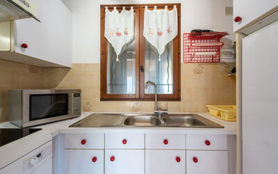 Les Lantanas 460.1: Lavandino Della Cucina, Rubinetto, Cabinetry, Lavello, Controsoffitto, Proprietà, Idraulico Fixture, Bianca, Cucina, Legna