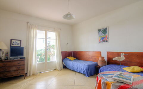 Cavalaire 505: Camera, Mobilia, Proprietà, Camera Da Letto, Lenzuolo, Letto, Pavimento, Interior Design, Costruzione, Telaio Del Letto