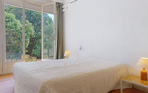 Villa Chantoiseau: Letto, Camera Da Letto, Interior Design, Parete, Lenzuolo, Pavimento, Bedding, Pavimentazione, Legna, Mobilia