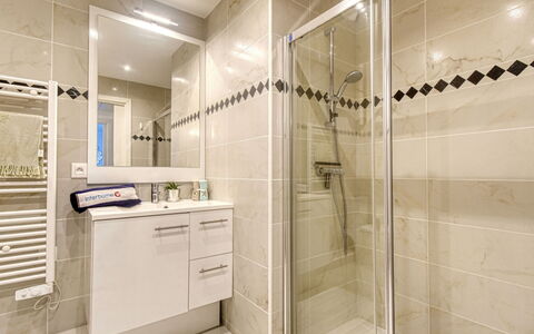 Fréjus 185: Doccia Porta, Soffione Doccia, Idraulico Fixture, Cabinetry, Doccia, Bagno, Specchio, Parete, Pavimento