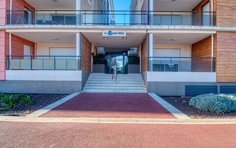 Fréjus 185: Pianta, Costruzione, Le Scale, Azzurro, Urban Design, Condominio, Finestra, Zona Residenziale, Shade, Rettangolo