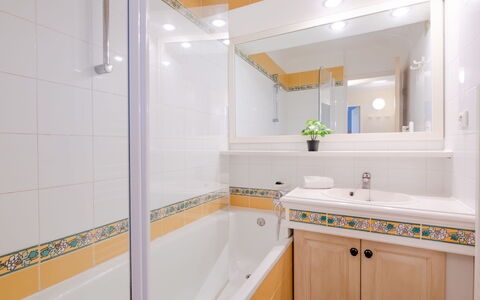 Les Issambres 120: Rubinetto, Idraulico Fixture, Lavello, Vasca Da Bagno, Mobiletto Del Bagno, Specchio, Cabinetry, Bagno, Interior Design, Pavimento
