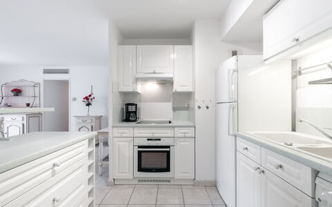 Côté Port: Cabinetry, Controsoffitto, Proprietà, Mobilia, Bianca, Costruzione, Lavello, Cassetto, Cucina, Cucina Stufa
