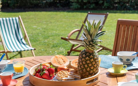 Ty Bihan: Cibo, Tavolo, Frutta, Verde, Pianta, Tavola, Natural Foods, Sedia