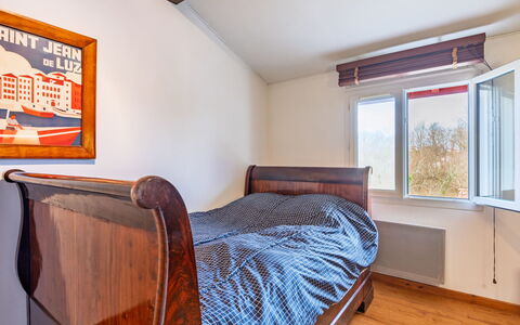 Eki Alde: Camera Da Letto, Letto, Legna, Lenzuolo, Bedding, Mobilia, Interior Design, Pavimentazione, Pavimento, Camera