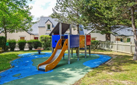 Ploemel 100: Terreno Di Gioco, Attrezzatura Giochi All'Aperto, Spazio Pubblico, Campo Da Giuoco, Proprietà, Insediamento Umano, Scivolo, Tempo Libero, Ricreazione, Immobiliare