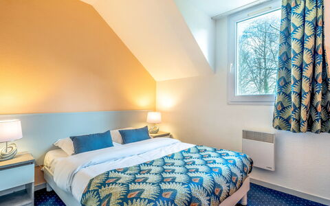 Ploemel 100: Camera Da Letto, Letto, Camera, Mobilia, Proprietà, Lenzuolo, Bedding, Telaio Del Letto, Interior Design, Parete