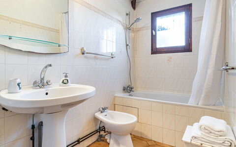 La Poste: Specchio, Idraulico Fixture, Rubinetto, Lavandino Del Bagno, Proprietà, Lavello, Bianca, Viola, Bagno, Blu