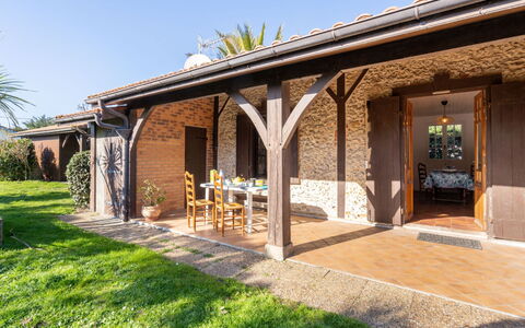Poste: Cielo, Pianta, Shade, Costruzione, Legna, Albero, Villetta, Tempo Libero, Immobiliare, Facciata