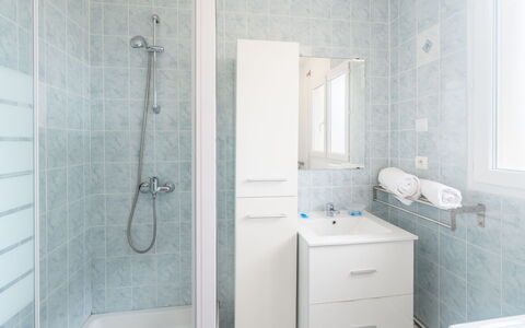 Patguyflor: Proprietà, Idraulico Fixture, Soffione Doccia, Lavello, Cabinetry, Finestra, Mobiletto Del Bagno, Bagno, Rubinetto