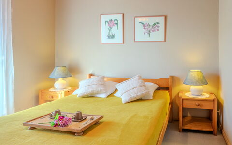 Oyan Aldo: Mobilia, Letto, Camera Da Letto, Interior Design, Pavimento, Lenzuolo, Legna, Camera, Bedding, Pavimentazione