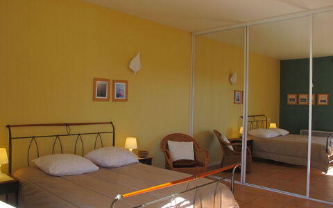 Les Pinasses: Camera, Mobilia, Letto, Camera Da Letto, Proprietà, Interior Design, Lenzuolo, Telaio Del Letto, Pavimento, Parete