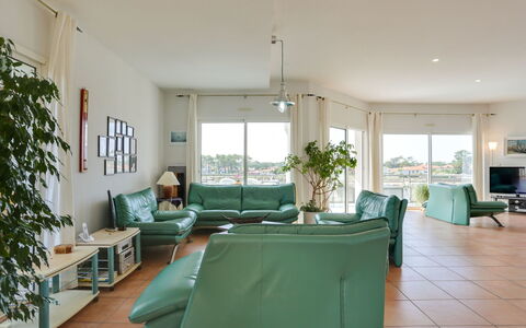 Les Pinasses: Camera, Proprietà, Verde, Costruzione, Interior Design, Mobilia, Casa, Soffitto, Soggiorno, Immobiliare