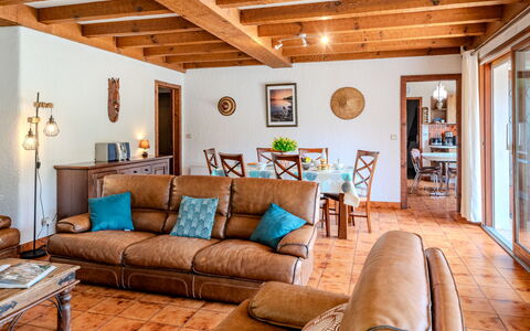 Roitelet: Mobilia, Interior Design, Pavimentazione, Pavimento, Divano, Legna, Camera, Soffitto, Tavolo, Soggiorno