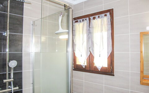 Le Fournil: Camera, Proprietà, Bagno, Piastrella, Parete, Bicchiere, Interior Design, Porta, Immobiliare, Costruzione
